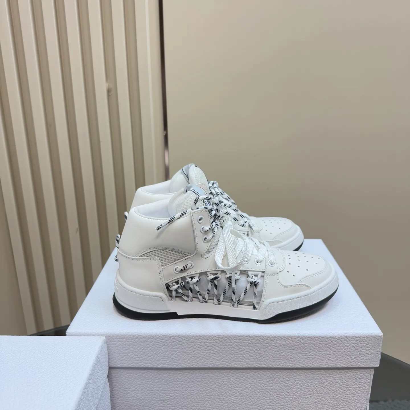 👟👟Ex-factory price 580👟👟 New in the 2025 series, this Dior, C'est sneaker shows eye-catching and fashionable style. Carefully crafted, the hollow design on the side of the upper is super fashionable, and the details also add a touch of elegance. The lightweight two-tone sole offers exceptional comfort and sporty style. Can add a stylish touch to any casual look. The tongue and sole are decorated with Christian Paris logo, and Niu Jing is designed with cowhide leather. Women's size 35-40 (customized to 40)